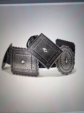 Oval and rectangle Ariat concho l belt size med black